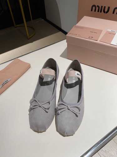 出厂价真羊猄350。Miu Miu芭蕾舞平底单鞋 2024春夏 全新超美芭蕾鞋原版一比一开发 时尚淑女气质脚背弹力象劲上脚非常方便 鞋面:进口灯芯绒 垫脚/内里