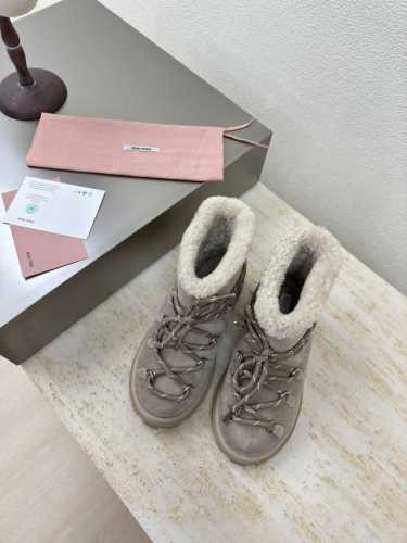miu'miu 绑带 厚底雪地靴 全真皮&真羊毛 高版本 系列 miu'miu 经典舒适 全真皮 制作 驼色 色反绒牛皮 平底设计 高版本 防滑大底设计 面料采