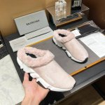 Balenciaga ，出厂价 人民币，受逐渐下降的气温影响，居家已经掀起了一股时尚毛毛拖的热潮！ 没错！Balenclaga牛货来袭！重磅推荐balencla