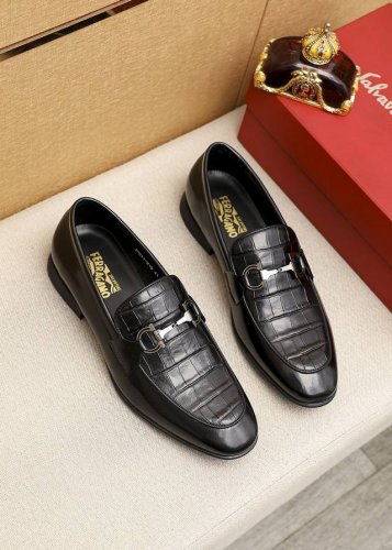 商品商标：Ferragamo 菲拉格慕 休闲皮鞋正码码数: 39-44 38.45订制 商品材料：精选 进口头层开边珠牛皮压花鞋面+原版五金扣，进口水染牛皮内里
