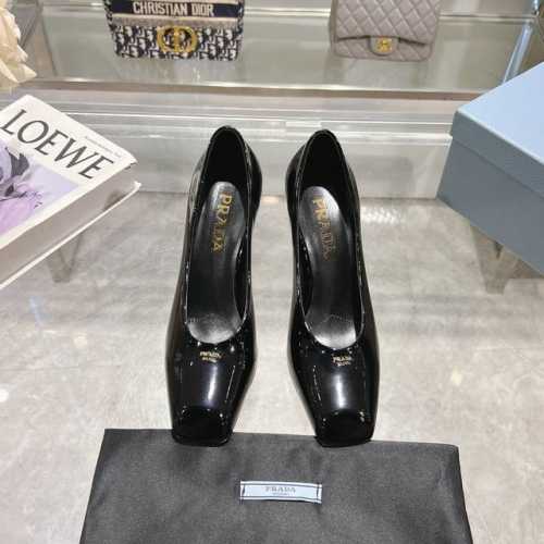 工厂价 ，25年新款上市走秀明星新品时尚潮流 Prada 普拉达 方头高跟方跟粗跟凉鞋后空单鞋。鞋面采用进口牛漆皮，内里垫脚为进口羊皮，意大利注塑真皮大底。跟高