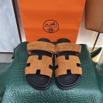 出厂: 独家顶级版本 H家爱*马仕 Vs春夏经典爆款单鞋系列 休闲平底二舅拖 最新出的绒面 新色系，整个鞋的所有材质都根据原版定制！注重品质，市面最高版本，今年