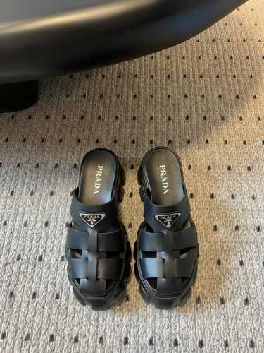 340 prad* 25Ss厚底罗马编织半拖 超火爆Prad*普拉达 最新春夏锯齿罗马编织超轻厚底 凉鞋！复古时髦前卫的轮齿 让整双鞋轻便舒适 满足不同风格时髦