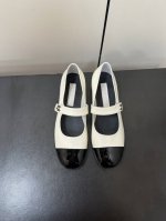 Chanel 小香玛丽珍经典款单鞋 这双小香玛丽珍因为是圆头的上脚特别修饰脚型显得很秀气 穿裤子会很好看懒得搭配了就随便看看吧， 颜色 真的太春天了 鞋面材质：