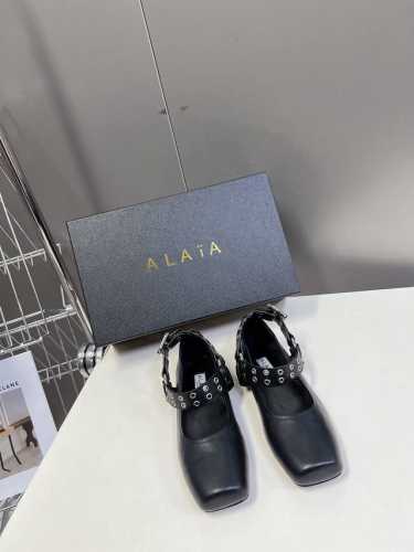 AlAIA｜阿莱亚经典复古玛丽珍鞋芭蕾舞鞋 满满的少女风 既摩登又复古的味道 非常的简约大气 不管是半身裙 连衣裙还是牛仔裤 它都能成为点睛之笔！ Go 材质：