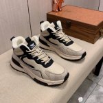 高帮绒里新款: 厂价: 阿玛尼aramni* 最新爆款休闲鞋，顶端品牌奢侈～代购，顶级～质量 鞋面選用进口透气牛皮搭配材质保暖绒里 精细做工 原版个性时尚柔软橡