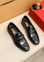 商品商标：Ferragamo 菲拉格慕 休闲皮鞋正码码数: 38-44 45订制 商品材料：精选 进口头层漆皮鞋面+经典五金扣，进口水染牛皮内里。强烈立体视觉效