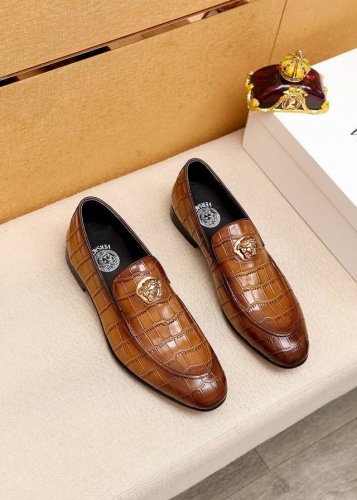 商品商标：VERSACE 范思哲 休闲皮鞋 正码码数: 38-44 45.46.47订制 商品材料：精选 进口头层小牛皮压花鞋面，进口水染牛皮内里。强烈立体视觉