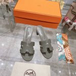粗跟 出厂价 Hermes 爱马仕h拖鞋oran凉鞋系列 时尚又百搭 超级舒服 每个细节都做到极致 原版swift小牛皮 原版1:1独家私模鞋面 原版真皮沿条大