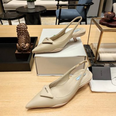 猫跟成形底穆勒鞋 顶级包装配套最高版本 PRADA 普拉达春夏新品， 顶级版本 实力来袭！官方原版全羊皮填充棉升级版。 混种羊皮面料是去年的开边珠款式的升级款。