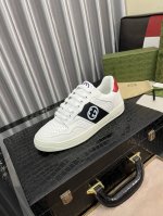 出厂价: 古奇休闲鞋 Gucci 新款休闲鞋，官网1:1、鞋面古奇印花材质 透气舒适内里高品质 完美做工 透射出一种尊贵奢华，于古奇高端超凡工艺中升华其奢侈定义