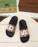 码数35-45，Burberry 巴宝莉拖鞋 纯原 夏季新款经典格纹拖鞋Vintage 复古格纹拖鞋，流线型鞋垫缔造舒适穿着体验 侧面饰有 Burberry 立