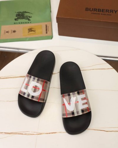 码数35-45，Burberry 巴宝莉拖鞋 纯原 夏季新款经典格纹拖鞋Vintage 复古格纹拖鞋，流线型鞋垫缔造舒适穿着体验 侧面饰有 Burberry 立