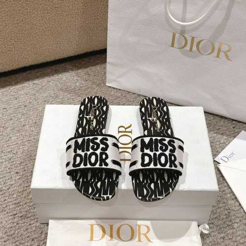 代购级别！2024新款迪奥miss Dior 系列平底拖鞋，经典上乘美艳力作 dior专柜最火春夏系列 兼备气质 时尚 经典耐看的设计风格 上脚效果特别美！原版
