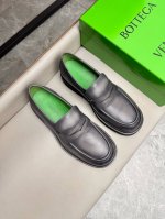 Bv独家新款 官网新款 鞋面以上乘的顶级进口小牛改色细腻的手感 流淌奢华的质感 为精致男士量身制作 铸就高贵气场 细致、流畅的线条 全牛内里 .码数：39-44