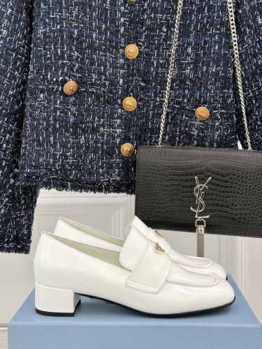 厂价 Prada 普拉达经典秋冬新品三角标粗跟乐福鞋面料采用进口小牛皮高级定染羊皮内里意大利进口牛皮大底跟高：4.5cm码数：35-39 40 41定制