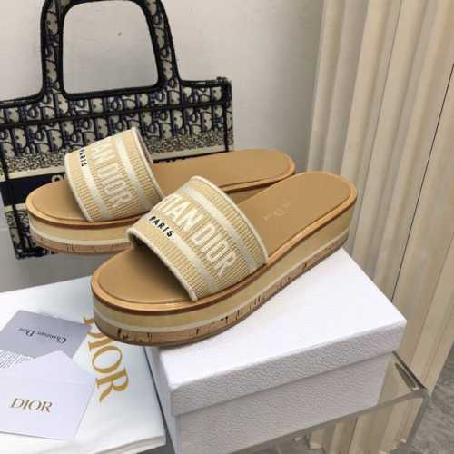 DIOR 5 新品厚底木底拖鞋_________________________以灵动活力，尽展本季时尚格调！木饰洁构更添摩登风采+经典品牌标识装饰，一展精致的