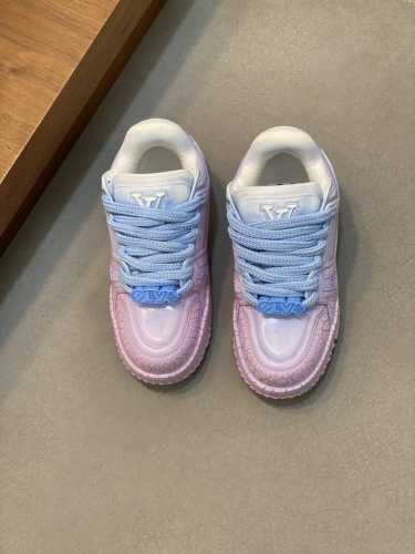 l Trainer Maxi小胖丁男士休闲运动鞋，情侣款本款 Lv Trainer Maxi 运动鞋出自 2024 早秋系列，为粒面牛皮革融入斑斓 Damier