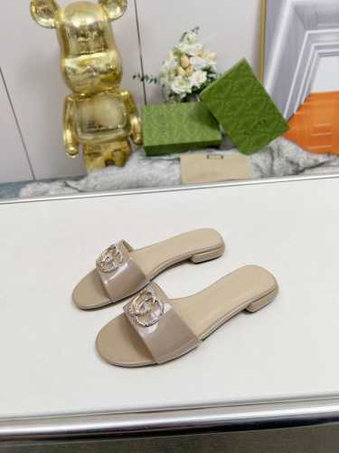 出厂价: 橡胶底：210 真皮大底：250 gucci 古驰5春夏新款双G饰扣圆头平底粗跟拖鞋，这G家系列拖鞋太好看了，高端必入款～ 双G Logo上脚太好看了