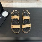 CHANE*｜小香25C春夏新品度假厚底链条双C爱心凉拖拖鞋这一季度假凉拖系列真的超美 搭配链条双C五金装饰 简约百搭上脚超级美的 怎么看怎么好看 Go 材质：