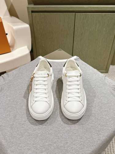 470 | 225 * 系列 减龄百搭帆布高帮&低帮运动鞋！ 本款Lv Squad 运动鞋以 Monogram 牛仔布展露夏日清新。加厚凸纹橡胶外底不失轻盈，双
