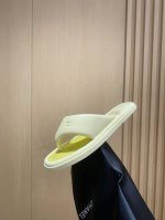 出厂价Pp Ins 博主 面包人字拖穿搭这款人字拖太美了吧超级夏天 面包拖鞋泡芙质感可可爱爱总觉得胖嘟嘟的也超级显脚小了整个鞋面垫脚都用绵羊皮包裹着厚厚的海绵，