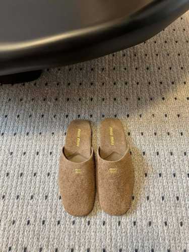顶级版 Miumiu丨缪缪24S新品夏季穆勒拖懒人包头半拖鞋 第一眼看到这个鞋子就有种软绵绵的感觉，简单而带点复古气息随意搭配都好看！以极简风格为主，简单的lo
