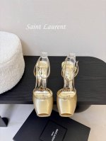 Saint Laurent 圣罗兰细跟坡跟鱼嘴凉鞋Lee金属钻链条尖头高跟鞋YSL姐姐的美丽尤物高跟鞋 又是人间圣罗兰 Rose同款的高跟鞋化很好修饰脚型，奢华