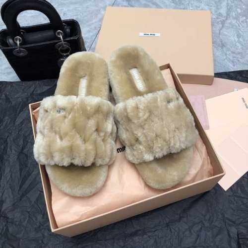 Miumiu24秋冬新品毛拖 ！进口蓬松柔软组合羊毛 独特慵懒个性风格！ 原版开发 全套包装 鞋面：进口羊毛 内里：羊皮 大底：成型防滑大底 码数：35-41