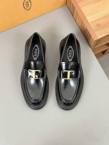 tods牛皮男士德比鞋 本款以小牛皮制成，鞋头牛津鞋设计满满英伦风。侧边拼缝弹力面料，设有橡胶鞋底，兼具都市时尚风格和精湛手工工艺。 Size:39-44 38