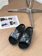 BALENCIAGE 巴黎世家拖鞋相信我，一定是一双可以让你整个夏天焊死脚上的沙滩拖鞋宽体的鞋型，显高又显腿细，矮星人的最爱。Size:35-46