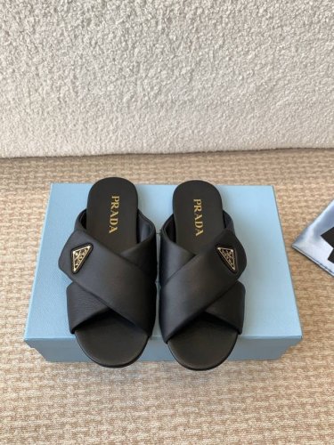 p310Prada 普拉达交叉博肯面包鞋2025春夏新款厚底凉鞋拖鞋魔术贴三角扣面包包头半拖鞋 最新走秀系列 经典升级 舒适度与时髦度并存 每个颜色搭配都好看，