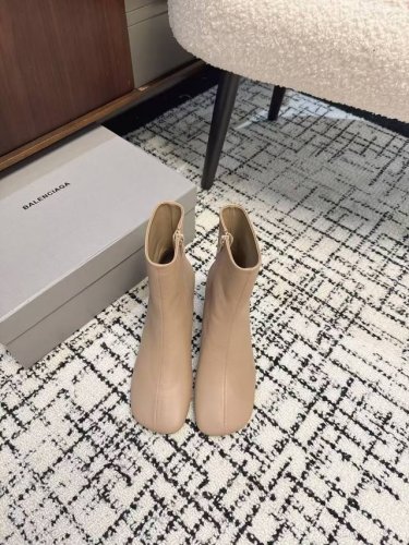 Balenciaga巴黎世家走秀款短靴、巴黎时装周重磅新品，海外各大博主相继大秀金卡戴珊Kardashian Kollection欧美天后麻辣鸡nickimin