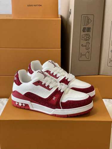 顶级版本 情侣款本款 LV Trainer 运动鞋闪烁水晶的炫目光芒，向设计师Virgil Abloh 春夏系列推出的原版设计致敬。繁复鞋面和橡胶外底宣示经典笔