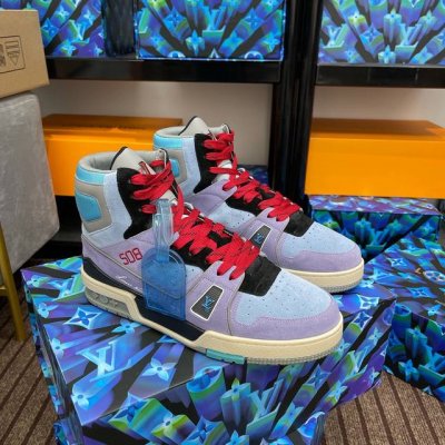 顶级版本 上线男款39-44 45.46 Virgil Abloh 向篮球鞋设计汲取灵感，推出标志性 LV Trainer 运动鞋，经典的花纹富含着整体的特性，