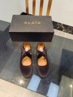 工厂出:360 小众Alaia 2024Vs秋季单鞋系列…… 【复古横带单鞋】 一双完美取代小白鞋的新型时尚芭蕾鞋，配上不同款式，不同风格都能轻松驾驭，无论牛仔