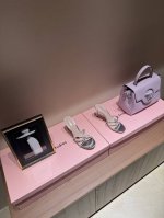 330 吉安维托·罗西 Gianvito Rossieiko Stiletto，金属扣绕带个性高跟凉鞋 秉承了其传统意大利工艺，专注精巧细节，打造优雅女人味，每