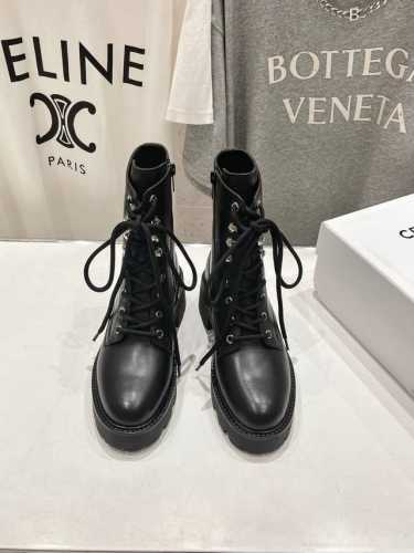 高版本皮面 Celine*赛琳2024Ss秋冬最新款短靴！Lisa同款超火复古凯旋门绑带短靴马丁靴！ 低调简约的设计，超帅气造型带点复古的味道，上脚显瘦轻便，而