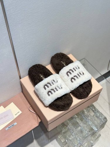 Miu Miu 24Ss新款刺绣羊毛拖鞋 欧洲进口a级羊毛 与原版一致满鞋全部采用纯羊毛 鞋面和垫脚logo采用混种羊皮 大底与原版一样的tpu材质底片耐磨防滑