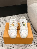 饰品+40 #顶级版本 情侣款LV 路易威登L家 Trainer 25 新款 情侣款 休闲 运动鞋 滑板鞋 LV Trainer 运动鞋的灵感源自复古篮球鞋，代