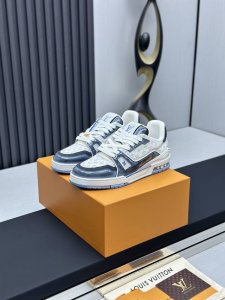 工厂直销 莞产高端货源 水洗裂纹工艺顶级版本 LV-路易威登-经典走秀新款空胶工艺 原版1：1开发复刻！！上脚非常舒适 奢侈用料，做工精细，中底印有欧洲制造英文