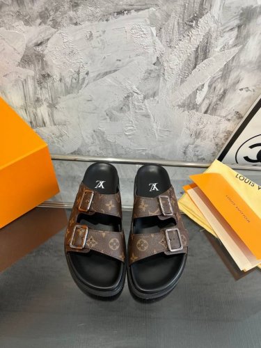 工厂价： 品牌： Louis Vuitton 路易威登 描述：最新款男士lv拖鞋时尚主打潮流，百搭爆款，简单不失品味，潮人必备，散发时尚休闲气息，时尚就在脚下，