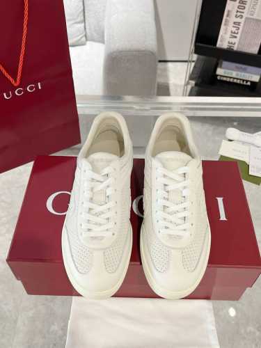 Gucci 新款情侣款双G休闲鞋 小白鞋 这双鞋由柔软的麂皮制成，散发出精致而现代的魅力。经典的Interlocking G标志优雅地突显了流线型版型，为设计增