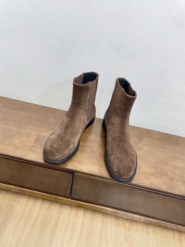 皮面 牛筋面 代购级the Row 24Ss 秋冬新款圆头短靴 低调时髦的靴子 没有鲜艳的色彩和繁杂的设计 仅凭2Cm的小跟和利落时髦的方头设计 就能气场全开，