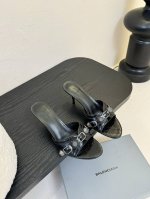 Balenciaga 机车风金属高跟鞋既保留了街头的实穿性同时融入了金属装饰和独特结构复古感满满一脚蹬的半拖高跟不会显得不正式反而个性又随意鞋头采用圆头设计脚趾