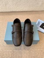 半拖 单鞋Prada 25ss 普拉达走秀款复古 双扣 半拖鞋单鞋 乐福鞋爆款！走秀款 复古感时髦满满 随意百搭 时尚休闲 独到味道人人都爱也轻松驾驭 每年都会