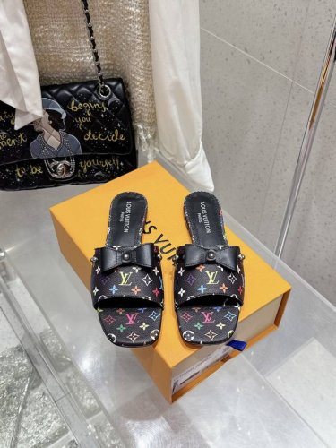 350 louisvuitton 25/ 春夏新款 蝴蝶结跟矮跟凉拖鞋 很难不怀疑是不是借鉴了唐朝的唐三彩作为基础，创新成Lv经典标志Logo，采用彩色以及鞋面