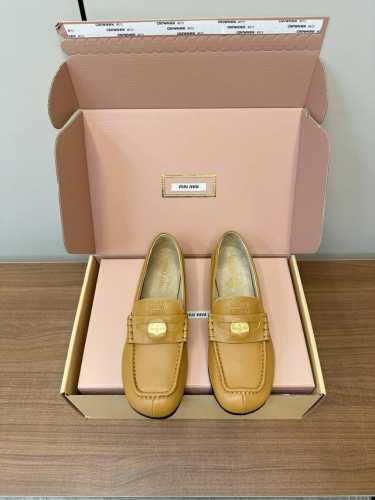 miumiu ｜缪缪2025新款金币款乐福鞋顶级品质P470 缪缪这是一款越看越上头的小皮鞋，配上袜子也是很有学院风一整个高级住了，又甜又酷，皮质也特别软而且版