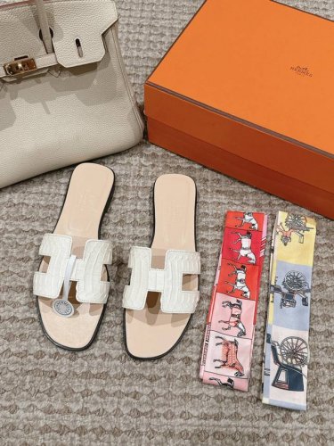出厂价 蛇皮系列 Hermes 爱马仕h拖鞋oran凉鞋系列 时尚又百搭 超级舒服 每个细节都做到极致 原版麂皮 原版1:1独家私模鞋面 原版真皮沿条大底 包装