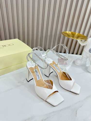 冲量价 Jimmy Choo 吉米周 是一个非常全面之尊贵时尚生活品牌， 香港,美国等大时尚博主及明星的同款表带女士高跟，中跟，平跟后空凉鞋系列。 澳大利亚尖头
